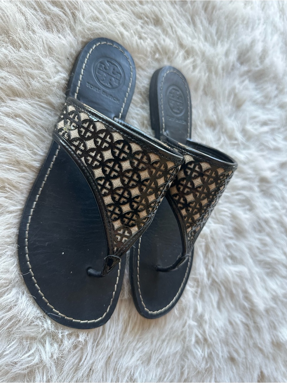 Tory Burch Black leather Sandals with Logo Cutouts beige background 8 - Picture 2 of 11